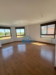Duplex in San Pedro. Inmobiliaria la mancha vende duplex con 5 habitaciones en barrio