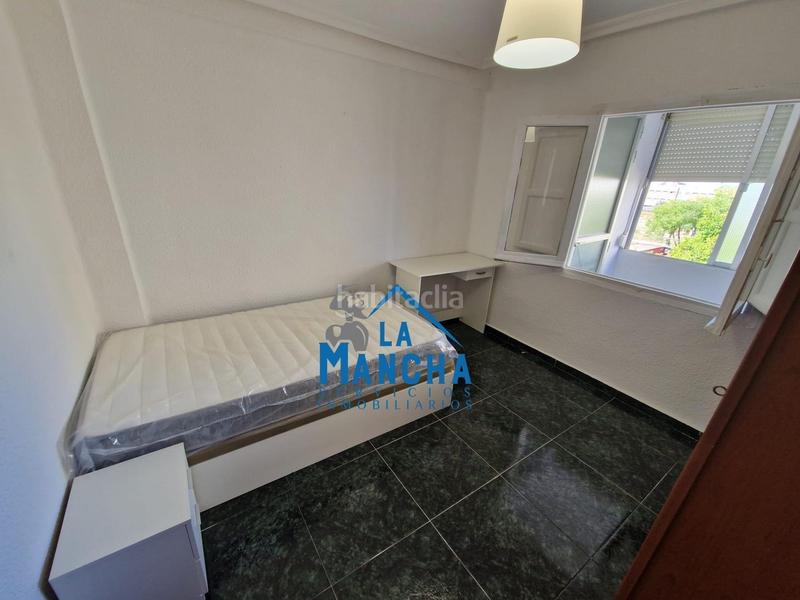 Foto 28f903f1-1116-4f4f-9347-b1d491c6963e. Alquiler piso inmobiliaria la mancha alquila habitacion para estudiantes en zona hospital en Albacete
