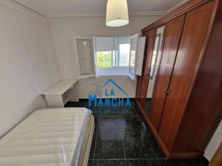 Miete Etagenwohnung  Plaza san juan de la cruz. Inmobiliaria la mancha alquila piso en habitaciones compartidas