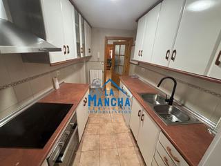 Etagenwohnung  Calle jose carbajal. Inmobiliaria la mancha vende piso de 4 dormitorios en zona hospi