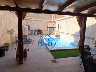 House  Calle tarazona. Inmobiliaria la mancha vende casa baja con terraza y piscina en