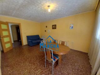 Flat  Calle almeria. 182.000 inmobiliaria la mancha vende piso de 4 habitaciones y co