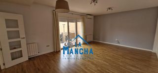 Rent Semi detached house in Facultad de Medicina. 1300mes inmobiliaria la mancha alquila adosado en zona facultad