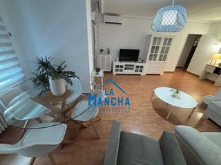 Miete Etagenwohnung  Calle rosario. 1.050 al mes inmobiliaria la mancha alquila piso con garaje en c