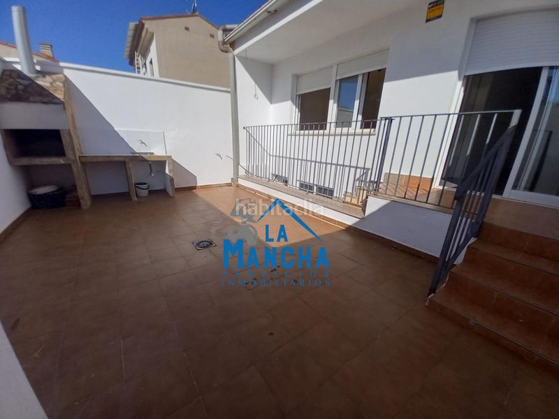 Foto 2a6de553-a77e-4075-81d8-d8f4a32908b0. Casa adossada amb calefacció aparcament a Madrigueras