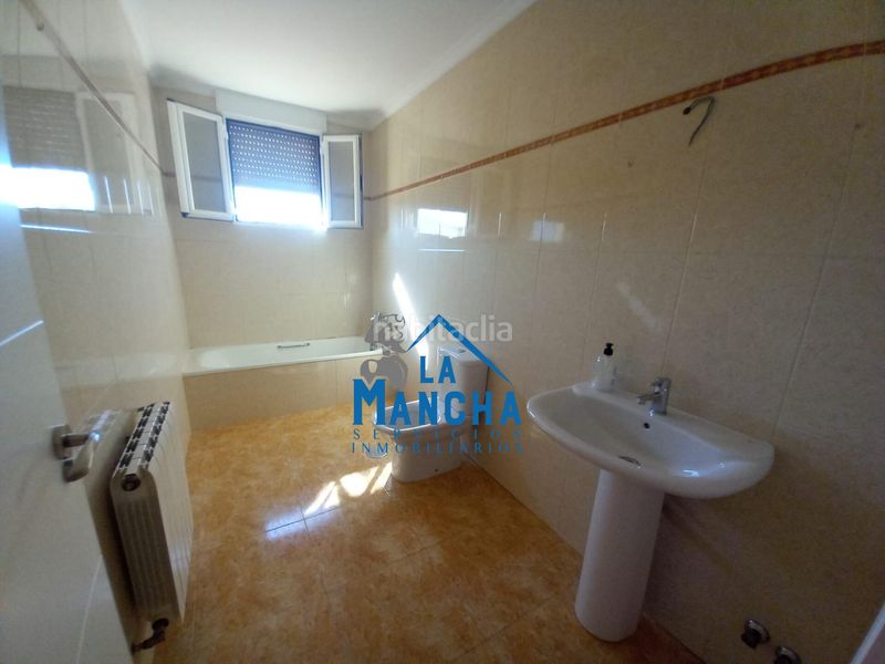Foto a7b0cbf1-5566-45ab-8dd4-ae585124c417. Casa adossada amb calefacció aparcament a Madrigueras