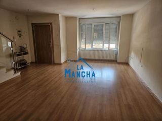 Casa adossada a Facultad de Medicina. Inmobiliaria la mancha vende adosado en barrio medicina.