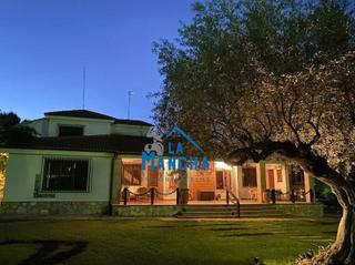 Chalet  Calle magnolio. Inmobiliaria la mancha vende exclusivo chalet en los alto de esc