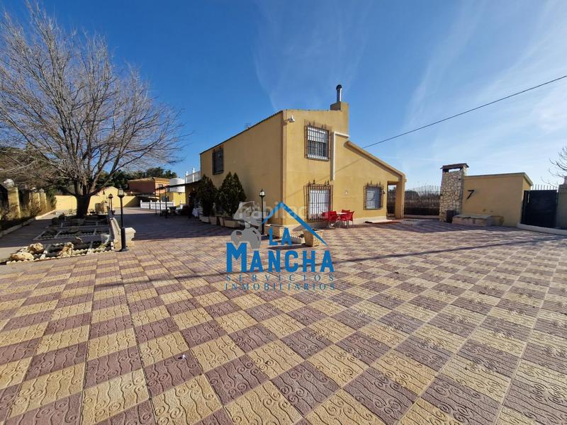 Foto 77e30e8b-3ec7-4b3f-8458-97077512d1fc. Chalet inmobiliaria la mancha vende chalet independiente en zona carretera de jaen en Albacete
