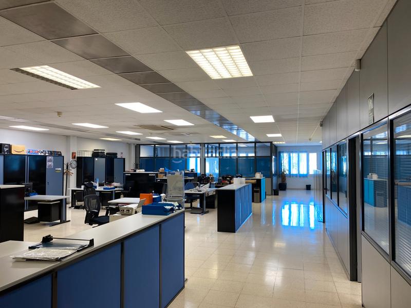 Foto c0749947-17cc-4e9a-b871-eeb0371cba4f. Bâtiment à usage industriel dans carrer parís 1 dans Rubí