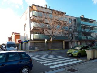 Local Comercial  Carrer antoni gaudí. Con salida de humos