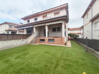 Semi detached house in Abrera