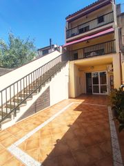 Casa adossada  Carrer de josep anselm clav�. Local + vivienda