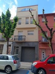 Casa adossada  Carrer de josep anselm clav�. Local + vivienda