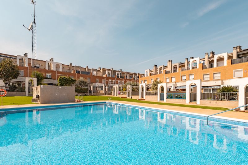 Foto 00e75672-5302-4f32-bd90-9843488061d9. Casa adossada amb calefacció aparcament piscina a Martorell