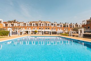 Semi detached house in Martorell. Fabulosa piscina comunitaria