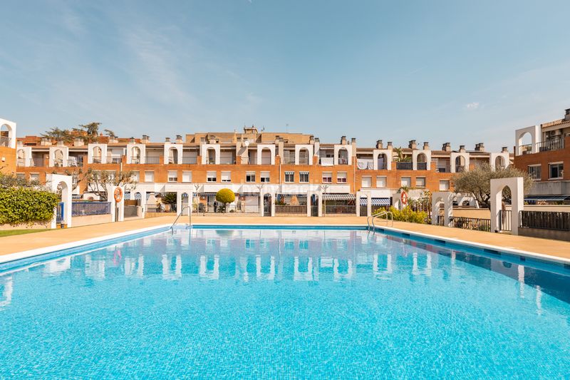 Foto 225c5dd0-57f6-489b-aa29-882d8b9b2bab. Casa adossada amb calefacció aparcament piscina a Martorell
