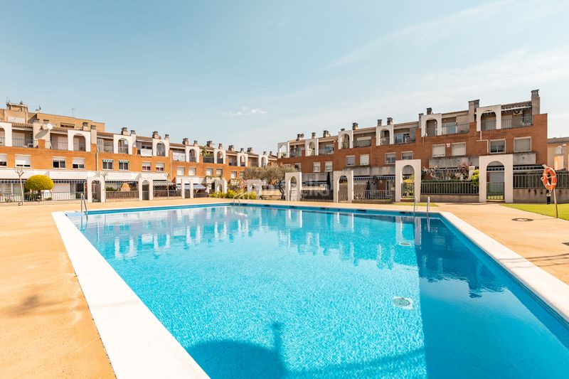 Foto afa7ec91-1b07-44fa-b149-5eefca44a5b2. Casa adossada amb calefacció aparcament piscina a Martorell