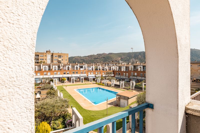 Foto d5a628cb-6ea7-4b7d-b51c-f1a21f184e01. Casa adossada amb calefacció aparcament piscina a Martorell