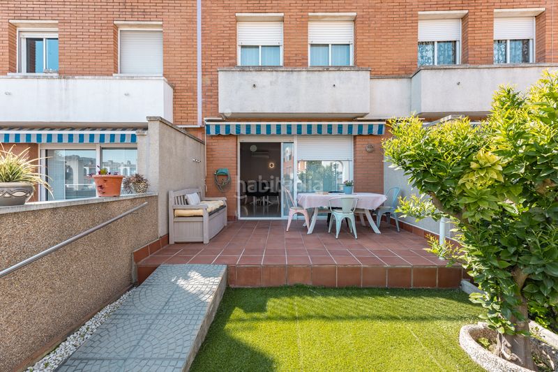 Foto dafaf874-f8c8-49a4-944c-4e8d2d076c9f. Casa adossada amb calefacció aparcament piscina a Martorell