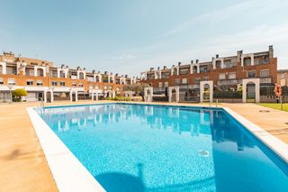 Casa adossada a Martorell. Fabulosa piscina comunitaria