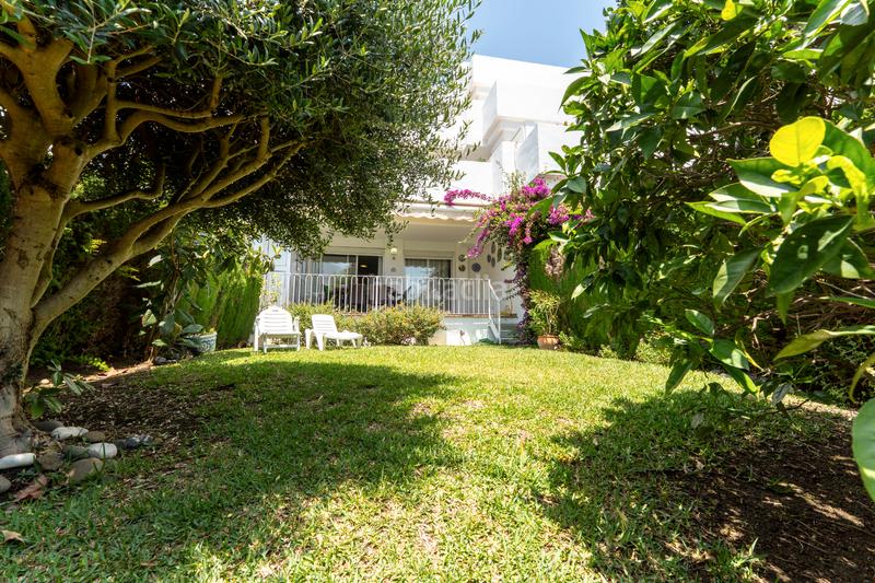 Foto 84f385e1-8771-49e2-8523-d77e54aa2767. Piso  en plana baja en urb el paraiso - en Paraiso - Barronal Estepona