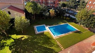 Affitto Appartamento in Centre. Pis de 2 habitacions amb gran zona comunitària, piscina i parc i