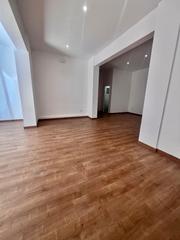 Location Local commercial  Carrer de sant llorenç. ¡oportunidad única! local comercial totalmente reformado y en ex