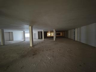 Local Comercial a Carrer lluís vives 21. Amplio local con parking para supermercado en gandia