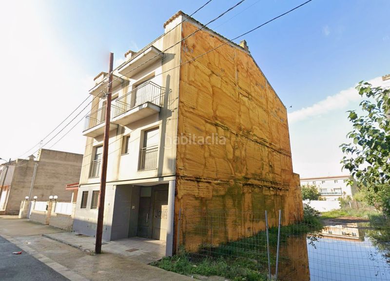 Foto 4ed9dc9a-c3ef-4d34-bcf6-15fb813f17e1. Edifici a carrer roquetes 17c a Deltebre