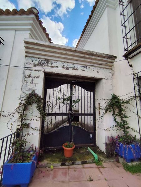 Foto 2b437468-2a80-4a26-a26f-73e17e7e4eb6. Edificio en calle maimónides 12 en Almodóvar del Río