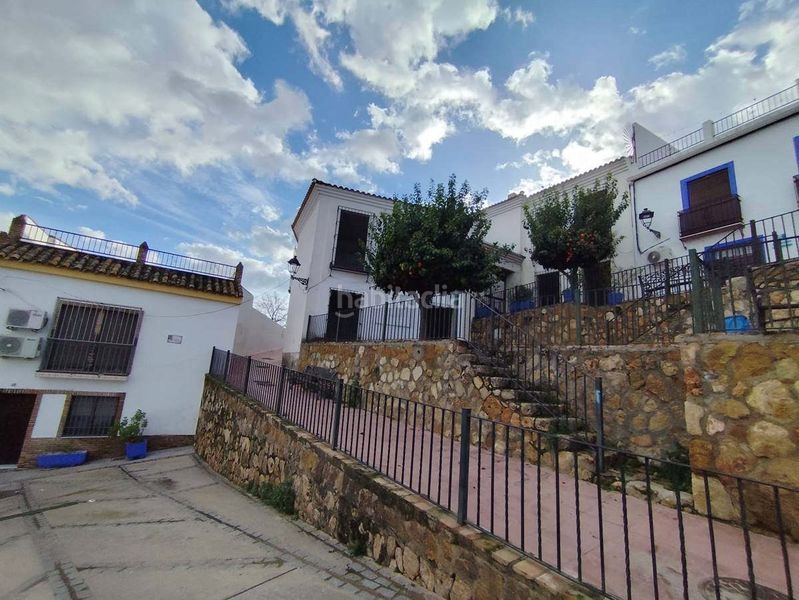 Foto d20deae6-29ea-42f1-bd1f-71f42693eca3. Edificio en calle maimónides 12 en Almodóvar del Río