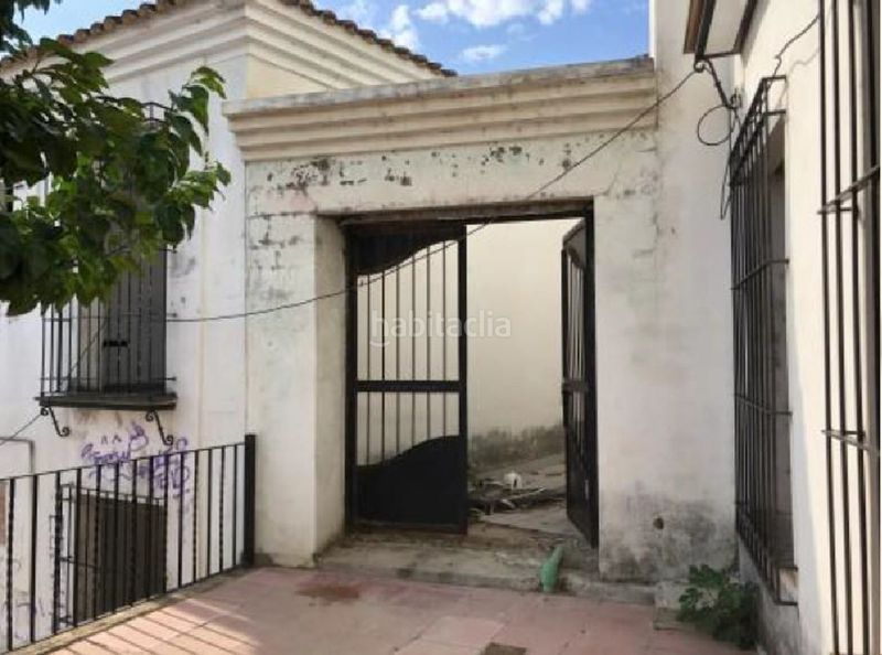 Foto d923c935-2c74-4253-80de-c3fd56ad259c. Edificio en calle maimónides 12 en Almodóvar del Río