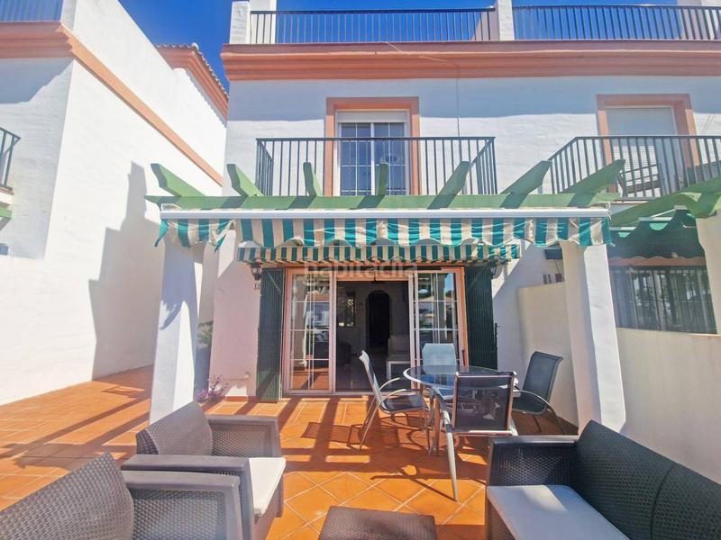 Foto 0f9c35ed-7ca8-4ffc-9a98-40995e404778. Casa bifamiliare con parcheggio piscina in Cabopino - Artola Marbella