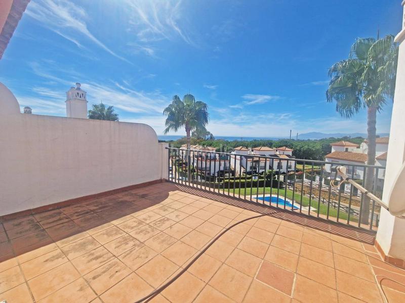 Foto 93d5e2c4-54a2-42df-a34d-4ca832df0c39. Casa bifamiliare con parcheggio piscina in Cabopino - Artola Marbella