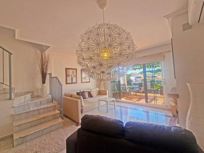 Foto a2df4171-026b-4e46-99a7-425d2d8d48e8. Casa bifamiliare con parcheggio piscina in Cabopino - Artola Marbella