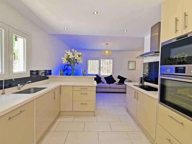 Foto 4da66c7c-ab5c-4936-9258-486646a370e0. Casa proyecto de reforma con un enorme potencial! en Mijas