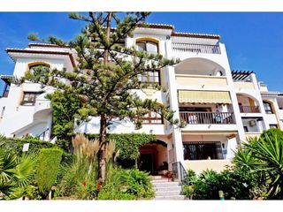 Pis  Avenida jardines de calahonda. Ultima planta cerca de playa y comercios con vistas al mar