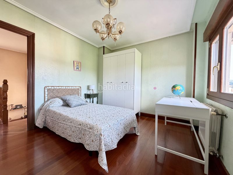 Foto f5d1509e-0082-44a4-94a7-7a6400181b4b. Casa aparellada amb calefacció a Kalero-Basozelai Basauri