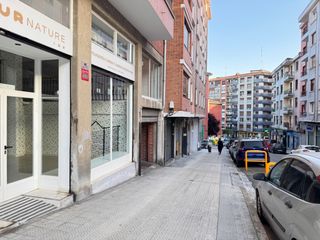 Alquiler Local Comercial en Centro-Ariz-Uribarri. Local con amplio escaparate y dividido en dos alturas