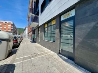 Alquiler Local Comercial en Kale nagusia 40. Alquiler de local de reciente construcción.