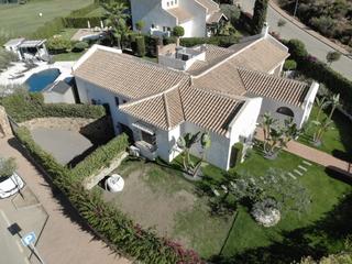 Chalet en Urbanizacion jardines del aguila. Villa jardines del aguila vistas al mar y primera linea de golf