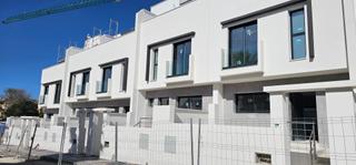 Maison jumelée à Calle rio guadiato 3. Adosado doña ermitamijas costa