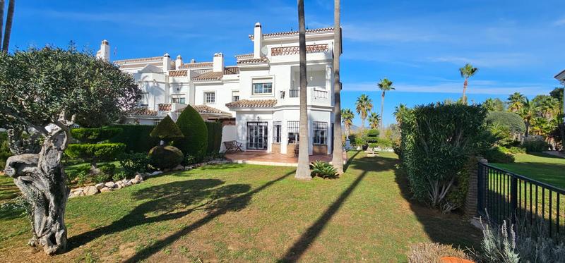 Foto 95e27d6f-71d5-4e37-bf32-e427e26eca94. Reihenhaus in avenida general caffarena 6 in Buenavista-Lauro Golf Alhaurín de la Torre