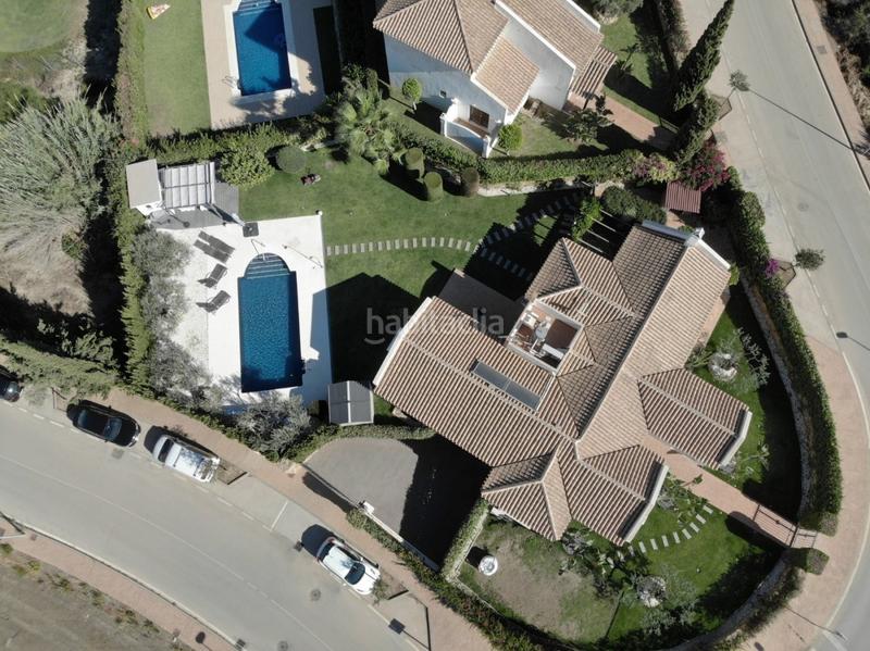 Foto b786944e-b210-4c0a-aecc-0919ecf08d68. Chalet en urbanizacion jardines del aguila villa jardines del aguila vistas al mar y primera linea de golf en Mijas