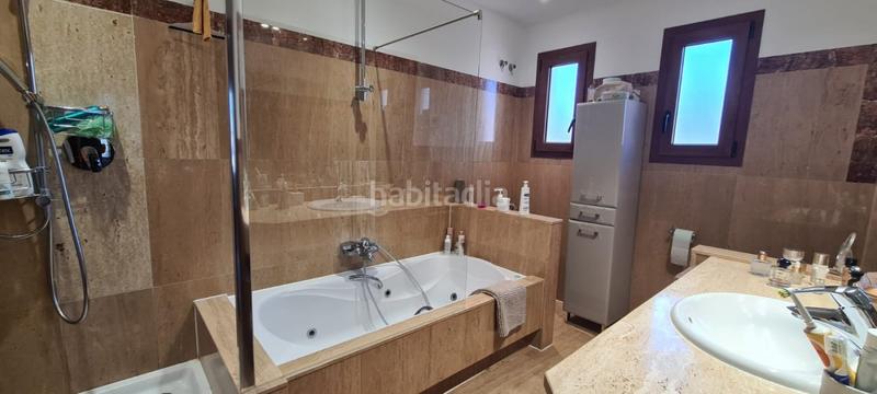 Foto cd8a8814-3897-45f7-840a-f7dace3a285f. Chalet en urbanizacion jardines del aguila villa jardines del aguila vistas al mar y primera linea de golf en Mijas