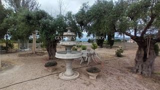 Chalet en Onil. Casa de campo con invernaderos en onil