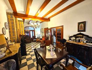 Casa adossada  Carrer major. Encanto y amplitud en el corazón del pueblo – casa histórica de