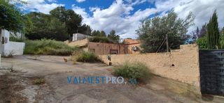 Xalet a Pedralba. Chalet para reformar en la urbanización les mallaes