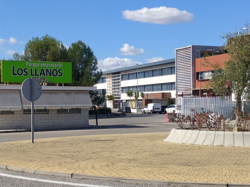 Foto 300e0d2c-4662-4e8b-bca9-d0d0c9c22349. Oficina amb aparcament a Salteras